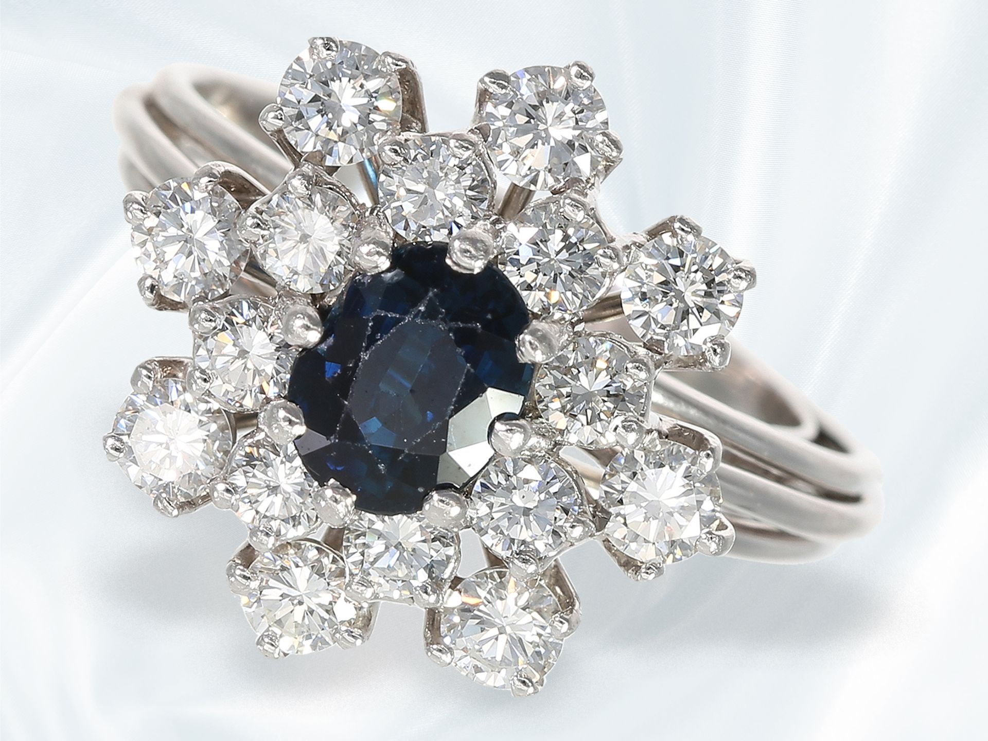 Ring: attraktiver vintage Saphir/Brillant-Damenring, ca. 1,3ct feine Brillanten - Bild 2 aus 4