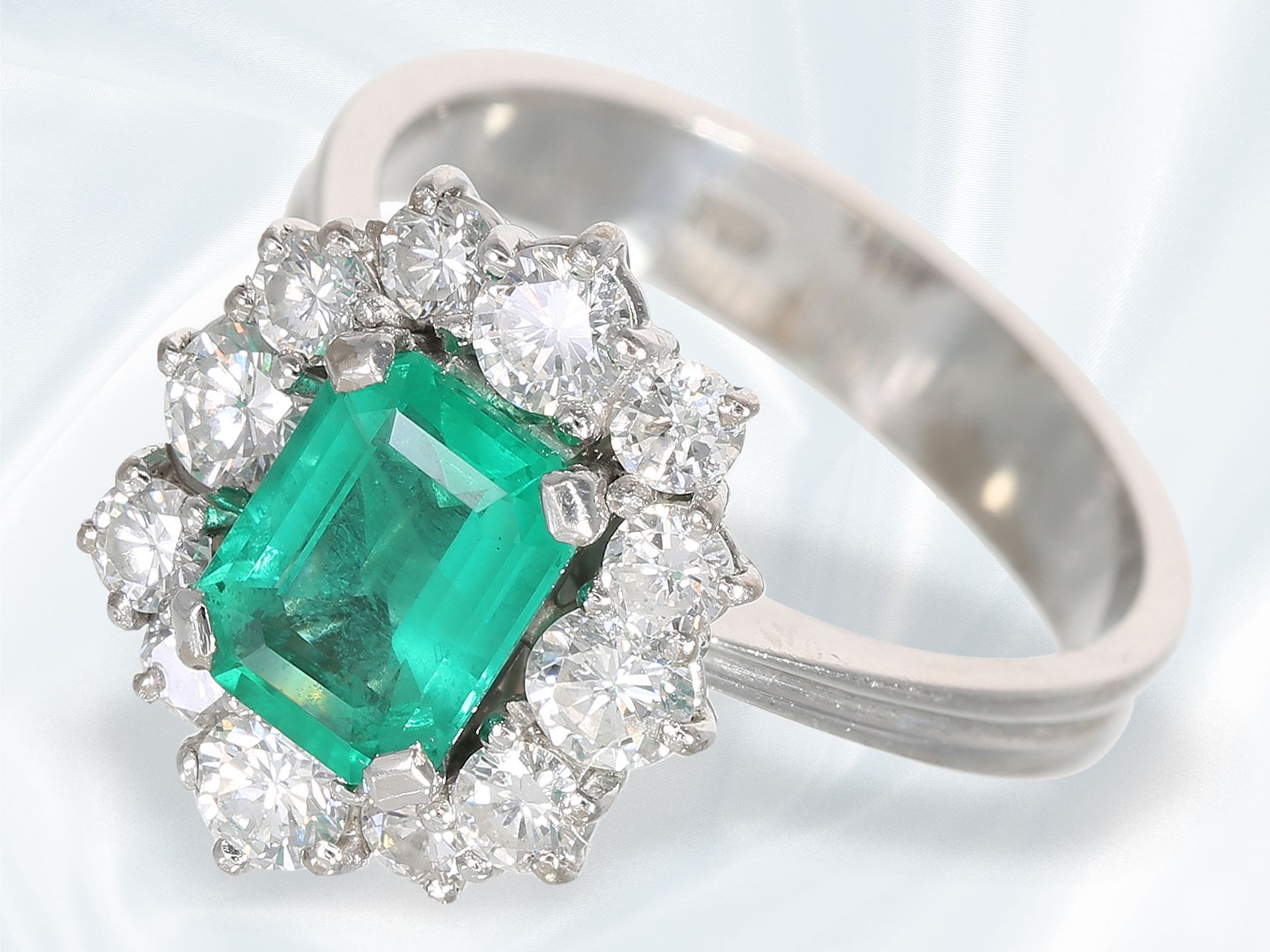 Ring: sehr schöner vintage Damenring mit Smaragd/Brillant-Besatz, 18K Gold - Bild 3 aus 4