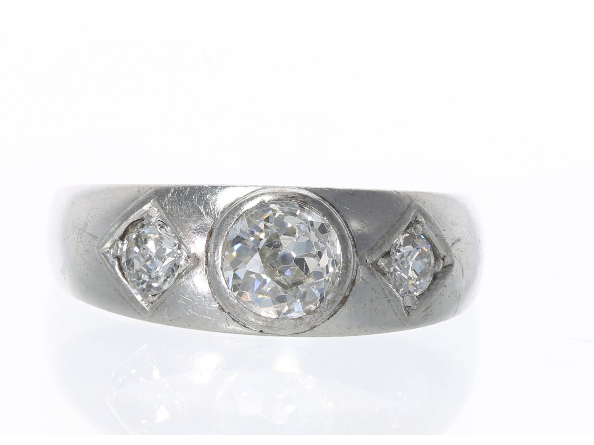 Ring: alter Goldschmiedering mit einem Altschliff-Diamanten, insgesamt ca. 1ct
