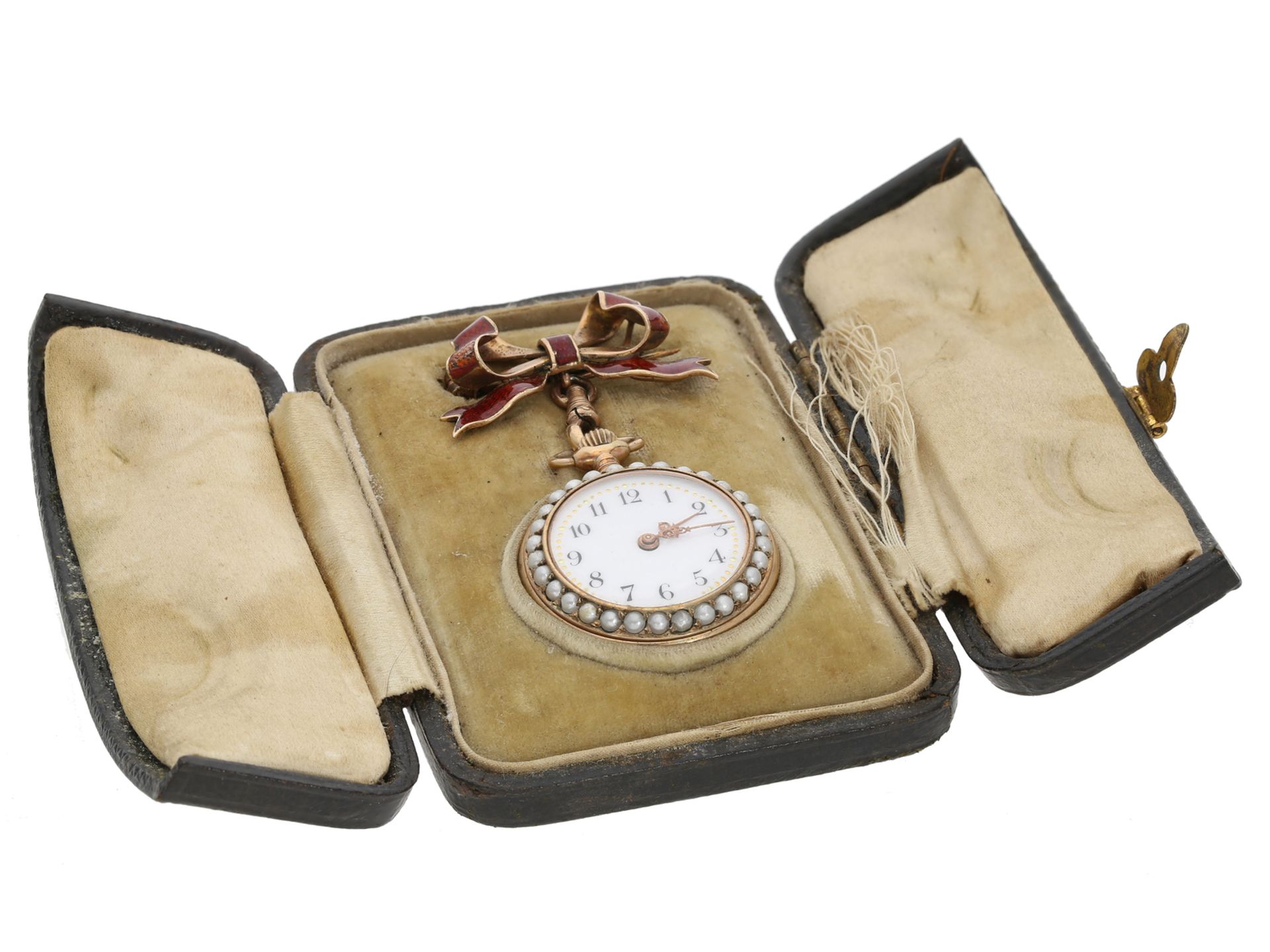 Taschenuhr/Anhängeuhr: Gold/Emaille-Broschenuhr mit Perlenbesatz und Originalschatulle, ca. 1900