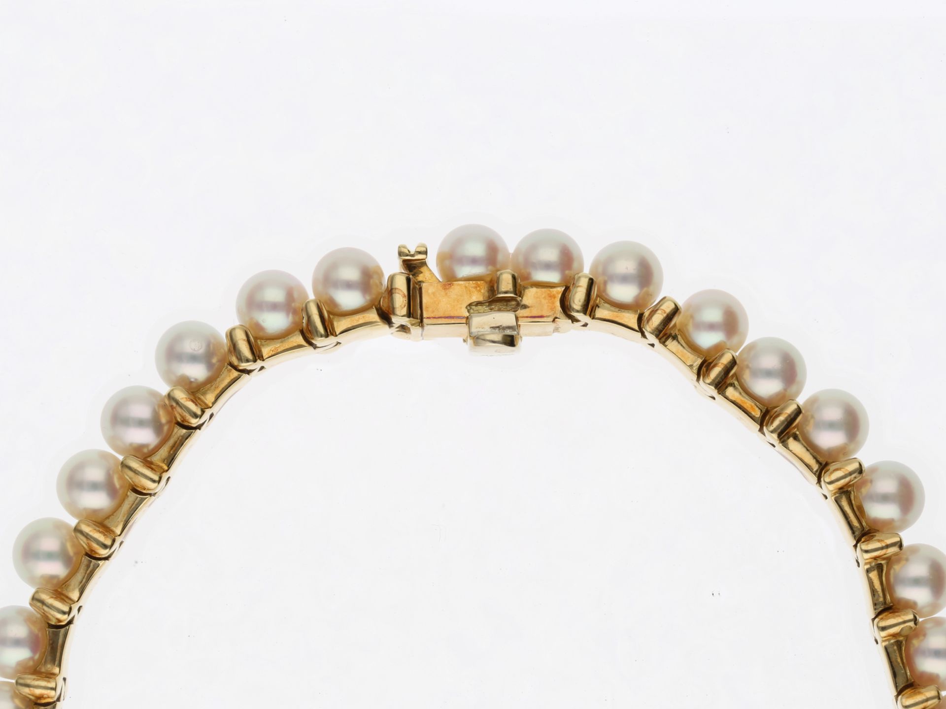 Armband: hochwertig gefertigtes Goldschmiede-Armband mit feinen Zuchtperlen, 18K Gold