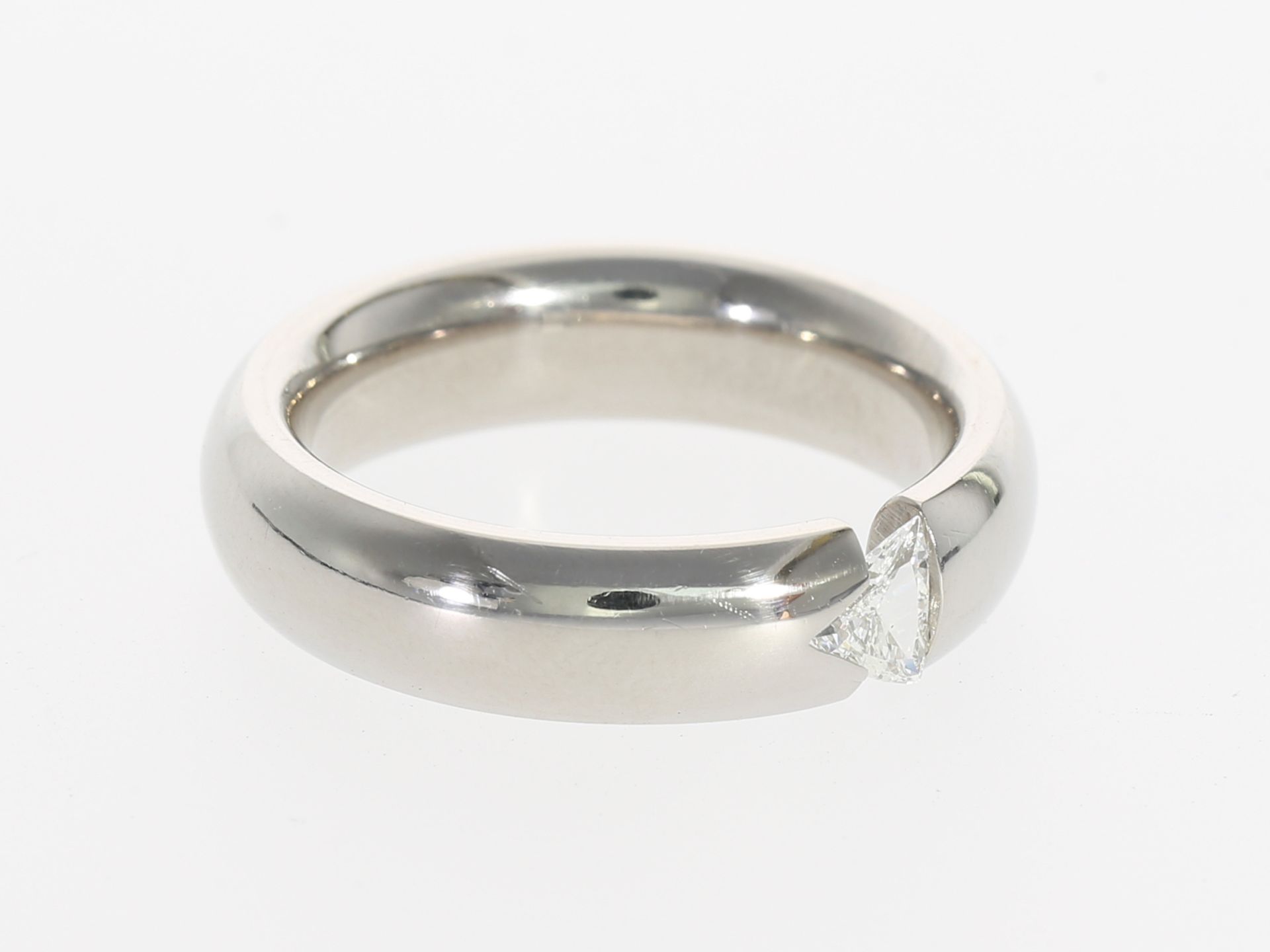 Ring: schwerer und sehr solide gefertigter Diamant-Spannring aus Platin, feiner Triangel-Diamant von - Image 3 of 6