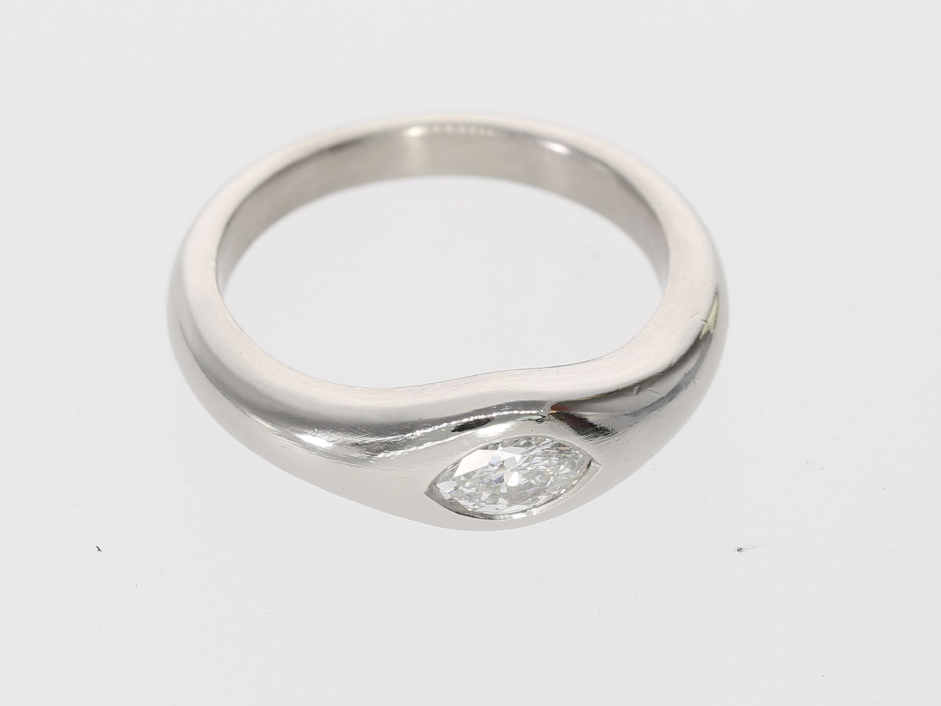 Ring: solide gefertigter Platin-Goldschmiedering mit Navette-Diamant von ca. 0,45ct - Image 2 of 3