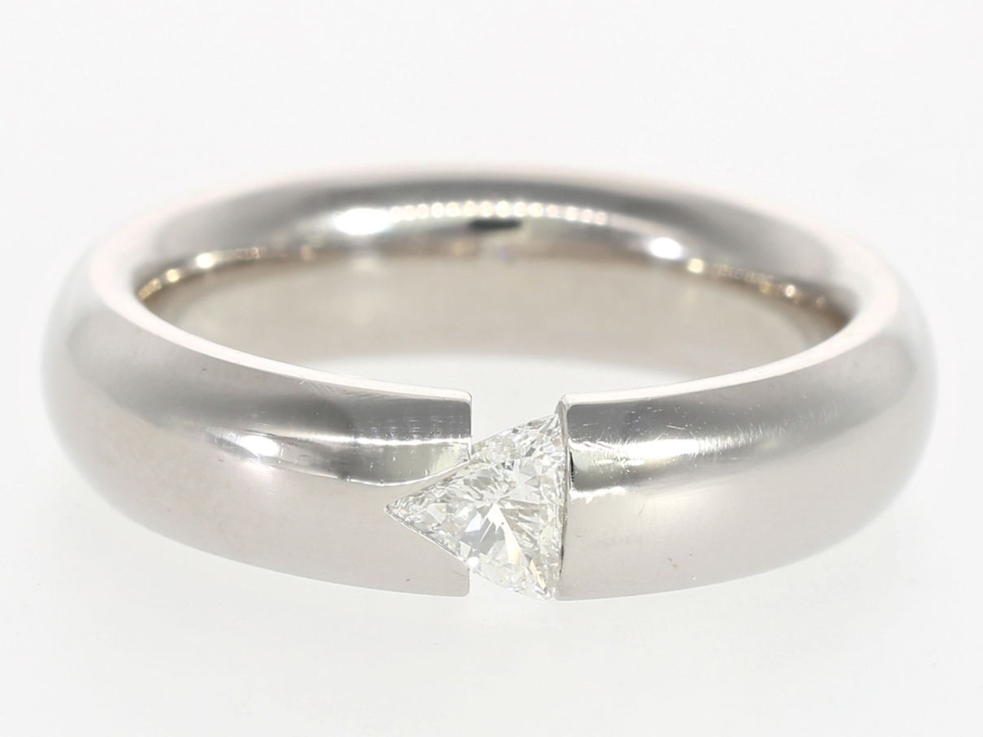 Ring: schwerer und sehr solide gefertigter Diamant-Spannring aus Platin, feiner Triangel-Diamant von