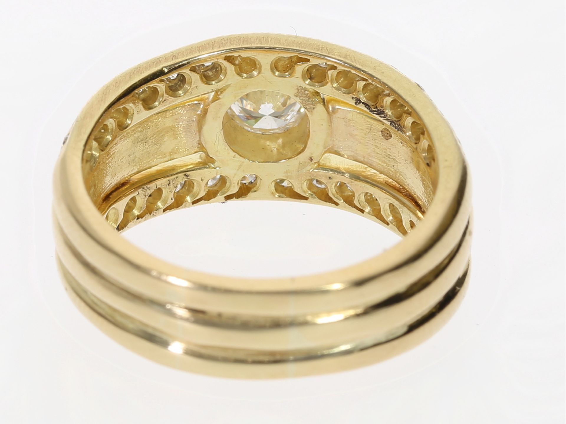 Ring: handgefertigter schwerer Brillant-Goldschmiedering, ca. 0,65ct - Bild 3 aus 4