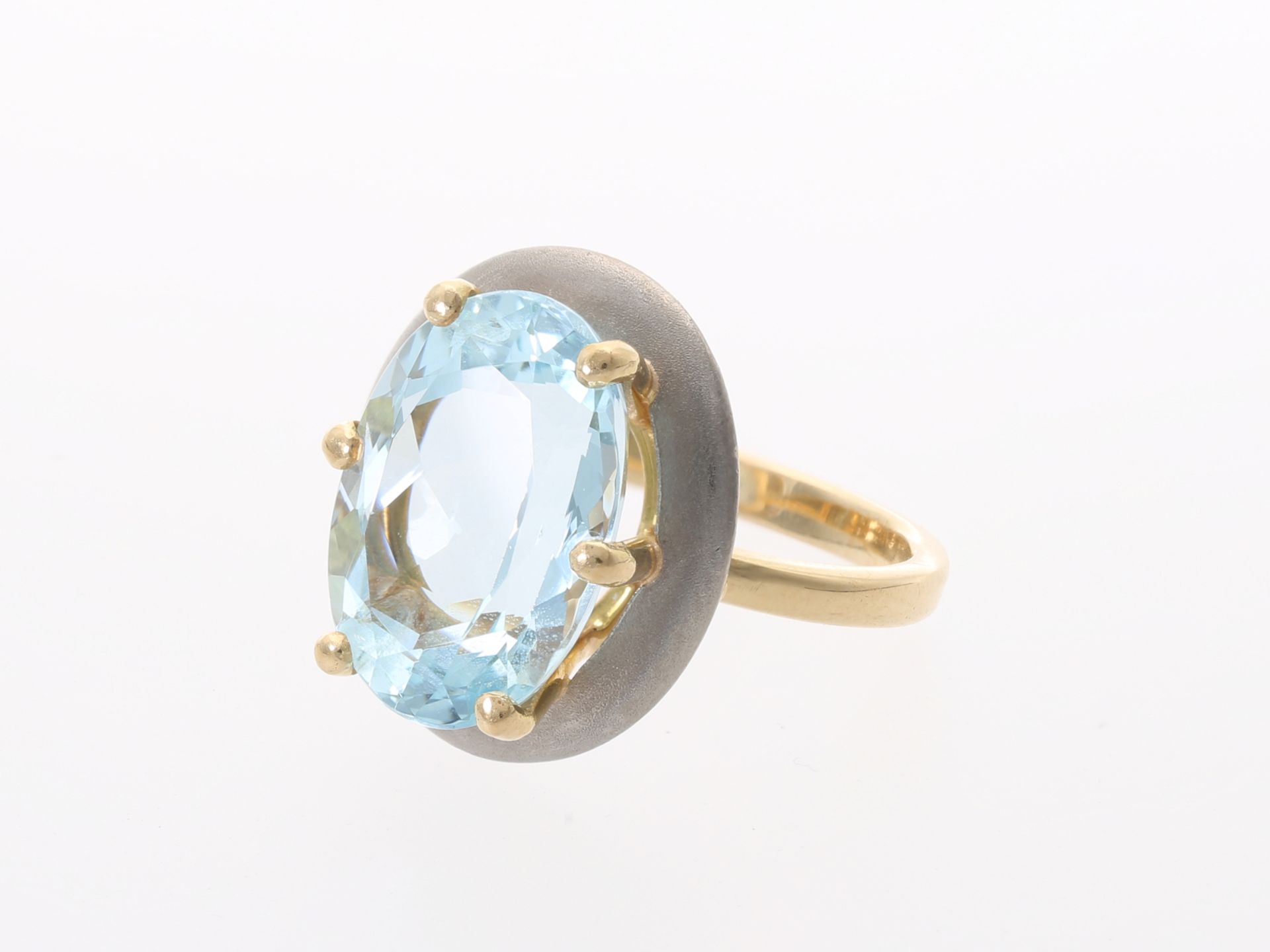 Ring: moderner Goldschmiedering mit schönem Aquamarin, 18K Gold