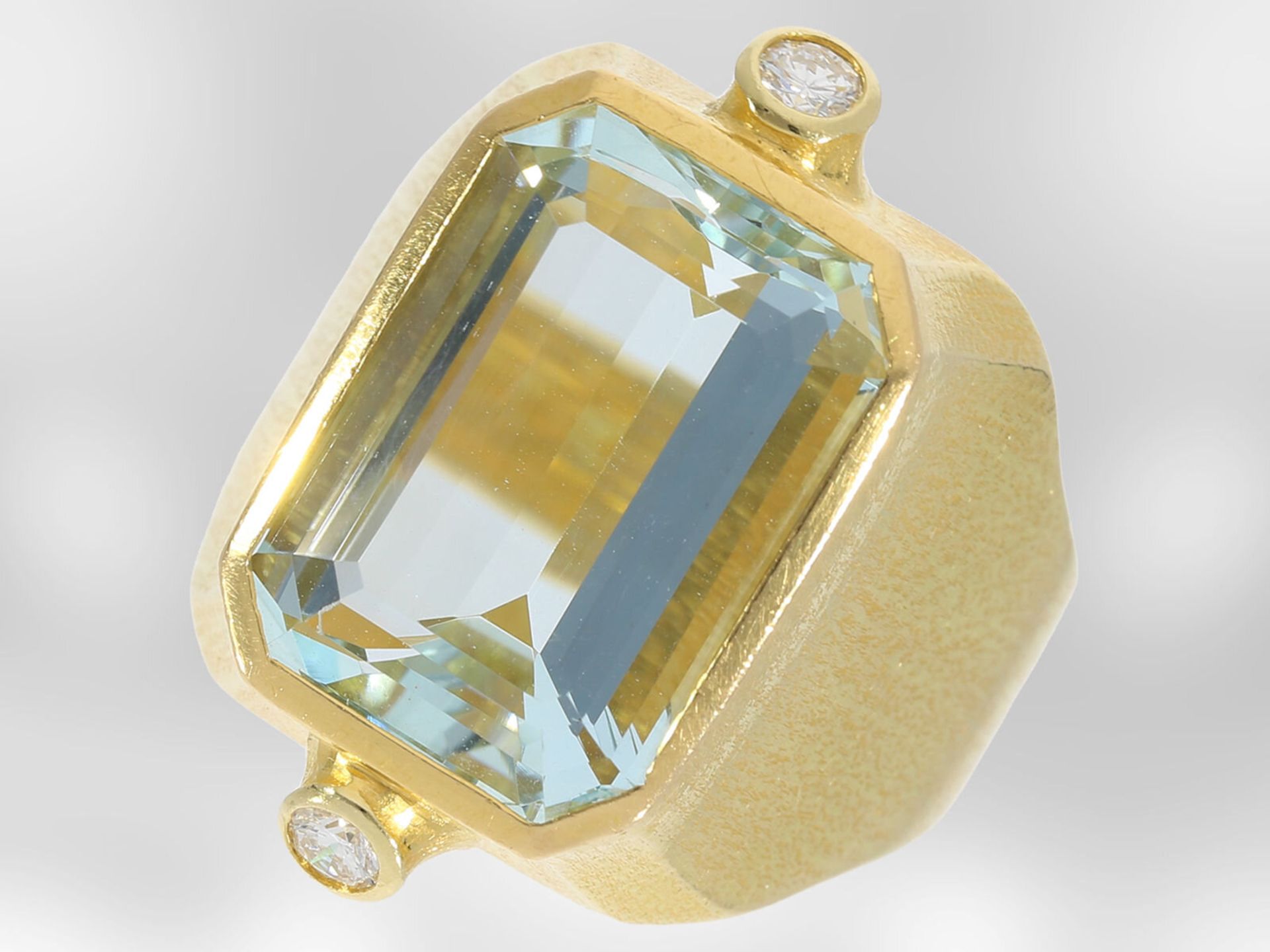 Ring: schwerer Goldschmiedering mit großem Aquamarin und Brillanten, 18K Gelbgold - Bild 2 aus 4