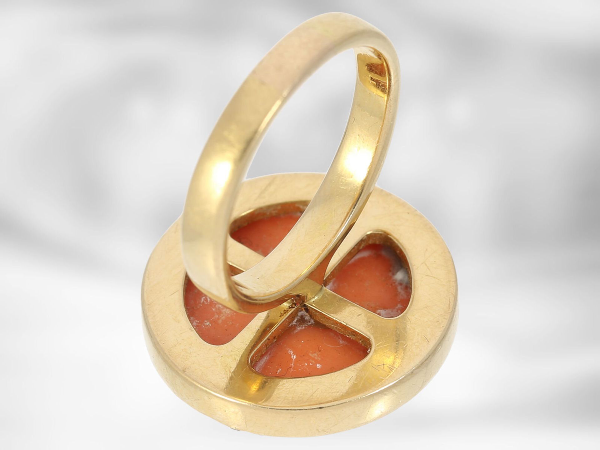 Ring: schöner, schwerer vintage Goldring mit großer Koralle und Diamanten, 18K Gold, unikate Handarb - Bild 2 aus 3