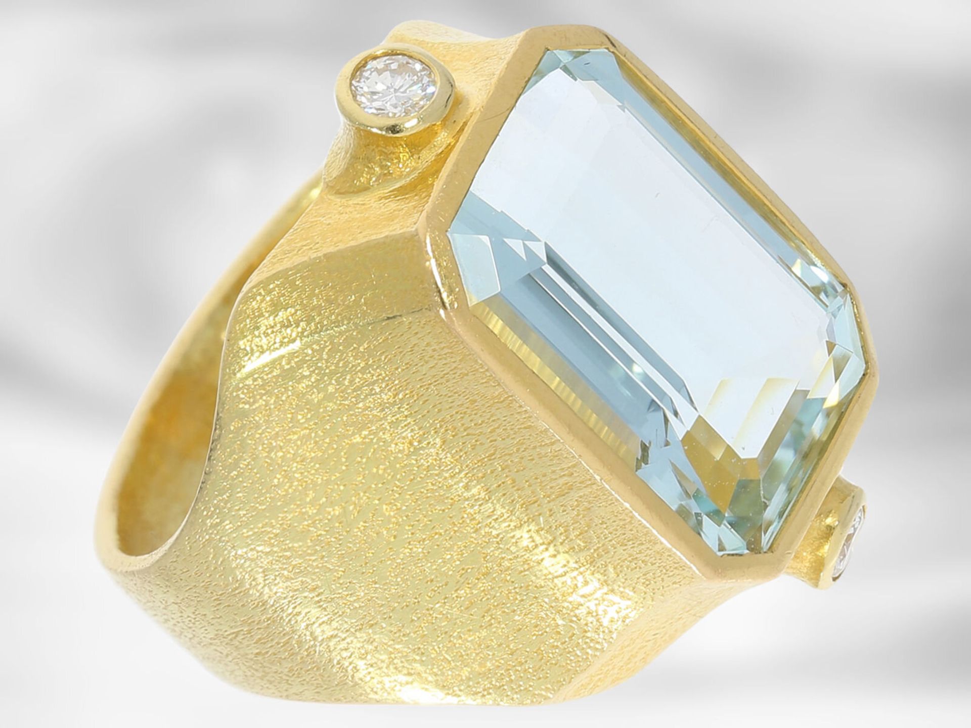 Ring: schwerer Goldschmiedering mit großem Aquamarin und Brillanten, 18K Gelbgold