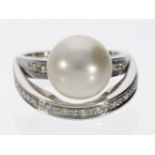 Ring: moderner und hochwertiger Designer-Goldschmiedering mit großer Perle und Brillanten, italienis
