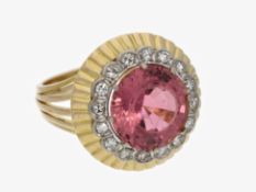 Sehr dekorativer und ausgefallen gefertigter vintage Goldschmiedering mit großem Turmalin und Diaman