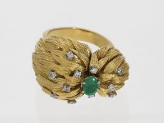 Ring: fantasievoller, schwerer vintage Ring mit Smaragd und Brillanten, 18K Gelbgold, 60er-Jahre