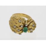 Ring: fantasievoller, schwerer vintage Ring mit Smaragd und Brillanten, 18K Gelbgold, 60er-Jahre