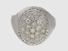 Ring: dekorativer Herrenring mit hochkarätigem Brilllantbesatz, 18K Weißgold