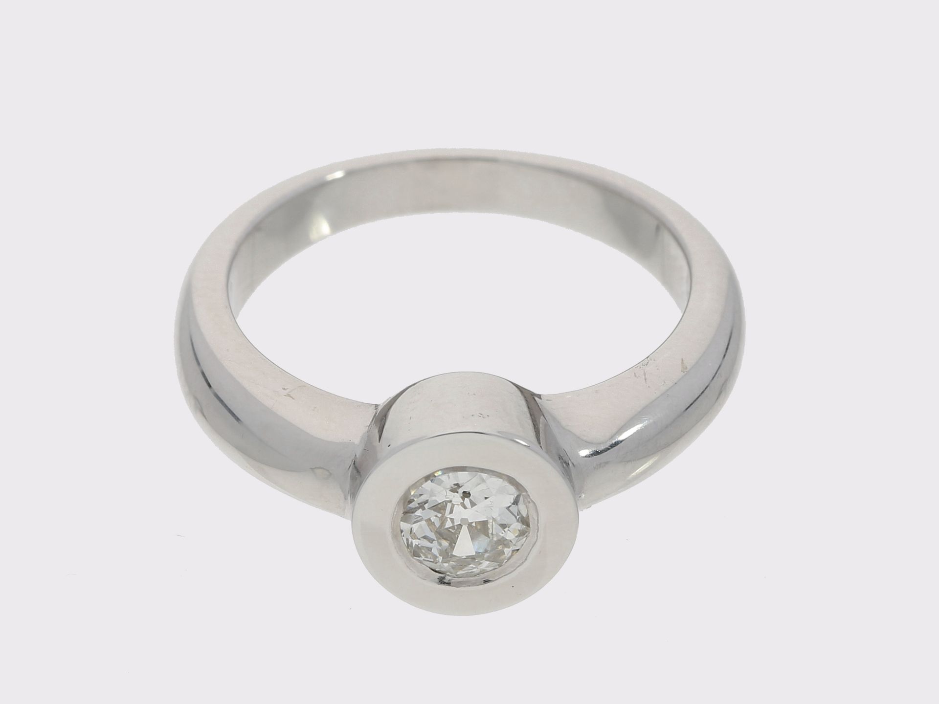 Ring: neuwertiger Goldschmiedering mit Altschliff-Diamant, ca. 0,49ct, 18K Weißgold, mit DPL-Zertifi