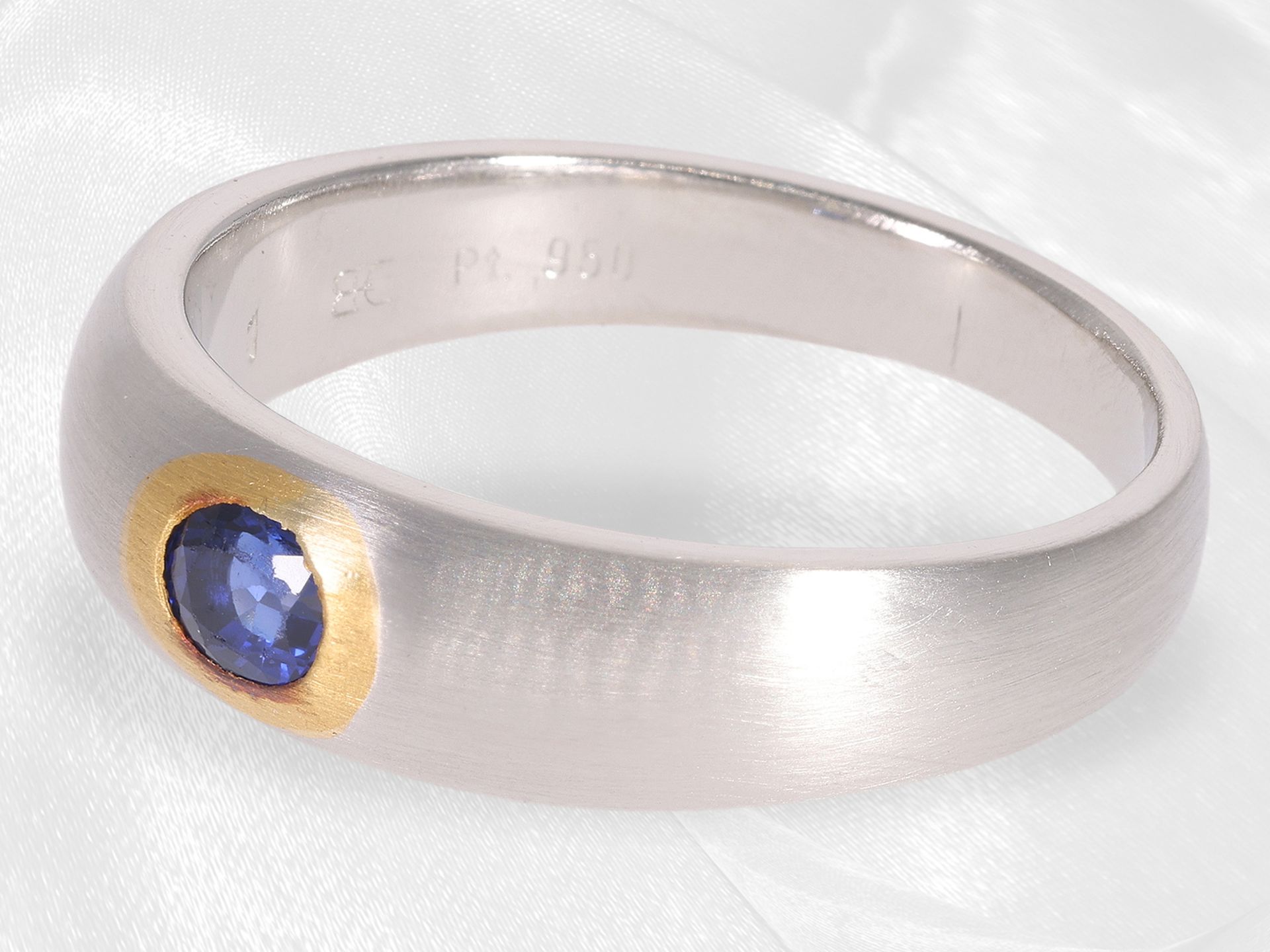 Ring: modern and solid sapphire/band ring in platinum, edition 1, ca. 0.49ct - Image 2 of 3