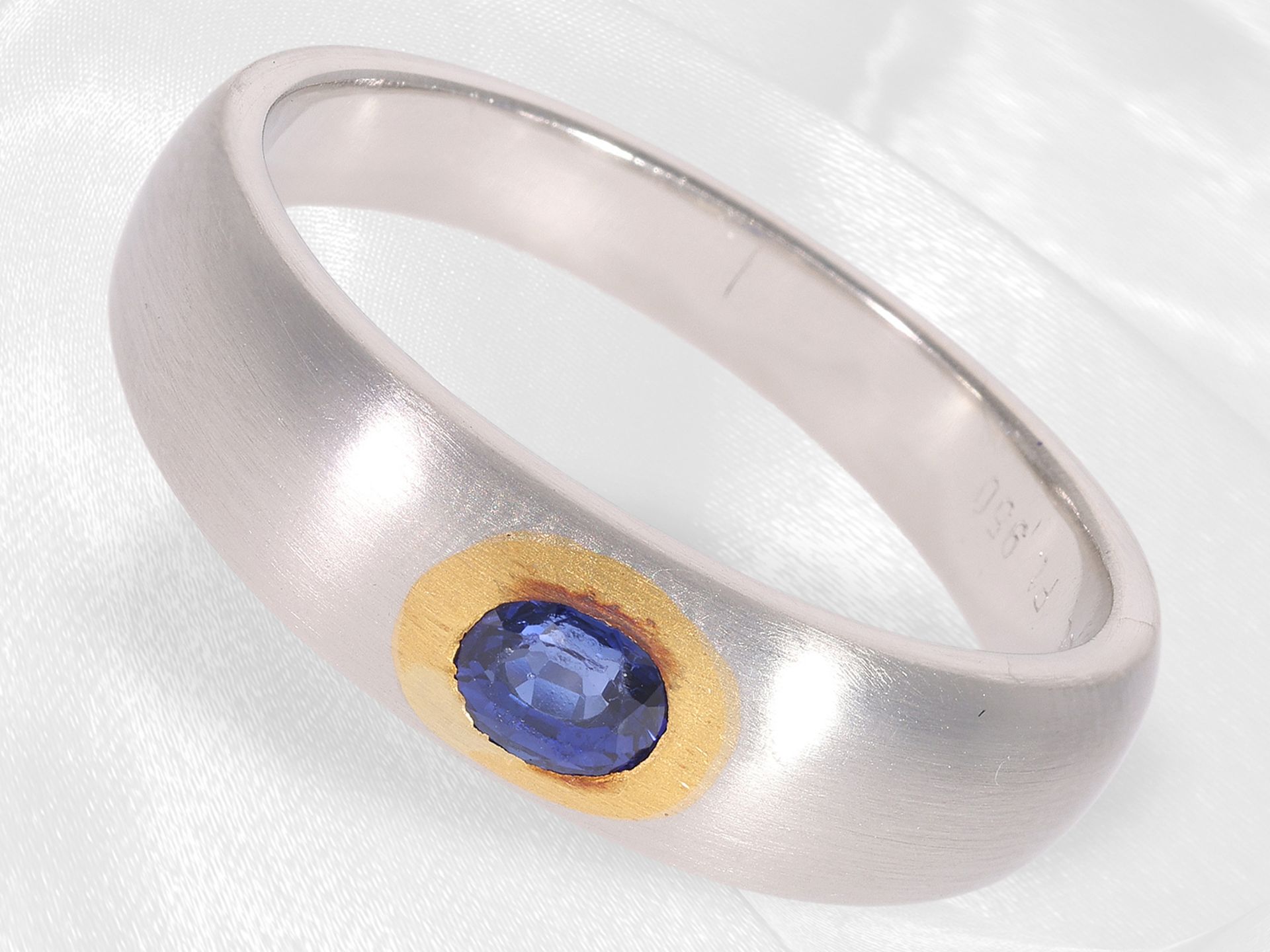 Ring: modern and solid sapphire/band ring in platinum, edition 1, ca. 0.49ct