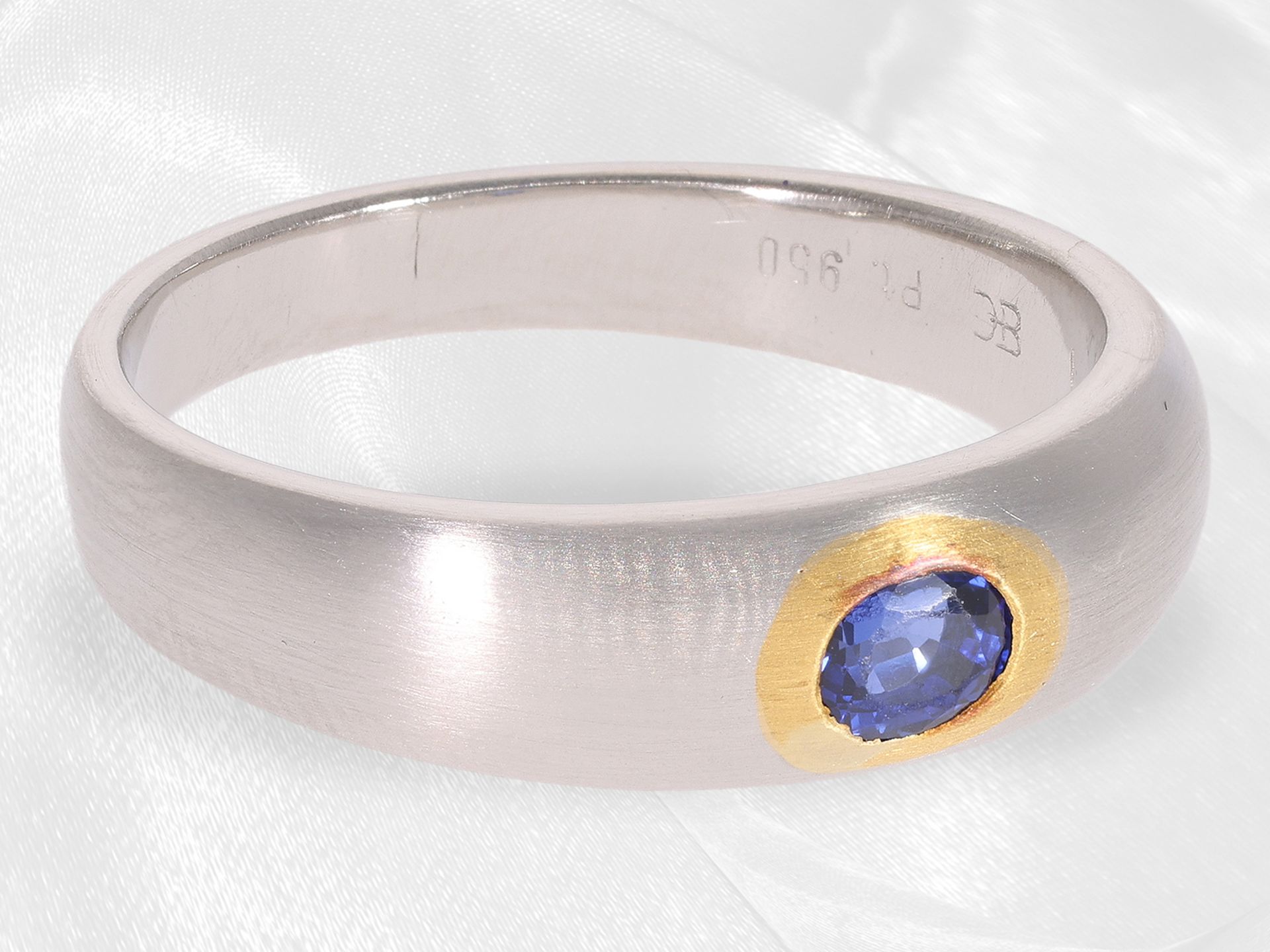 Ring: modern and solid sapphire/band ring in platinum, edition 1, ca. 0.49ct - Image 3 of 3