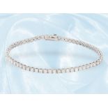 Armband: feines, handgearbeitetes Tennisarmband mit Brillanten feiner Qualität, zusammen ca. 4,2ct