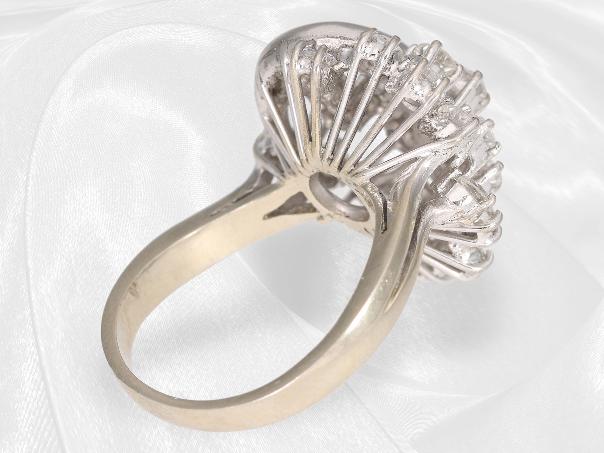 Ring: sehr dekorativer und hochwertiger vintage Designer-Brillant-Goldschmiedering, ca. 1,68ct Brill - Bild 4 aus 5