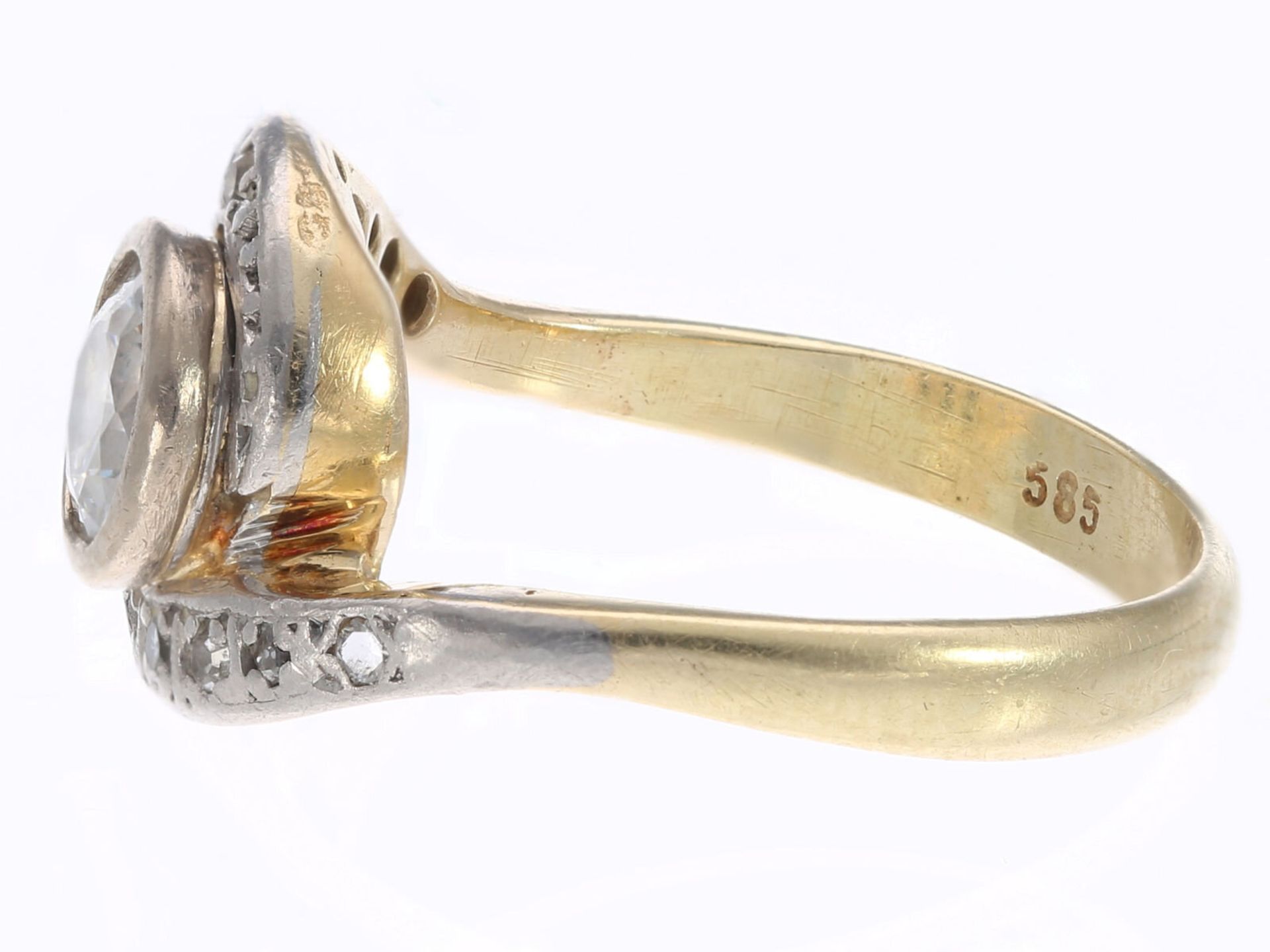 Ring: antiker Goldschmiedering mit Altschliffdiamant und Diamantrosen, um 1920 - Bild 2 aus 3