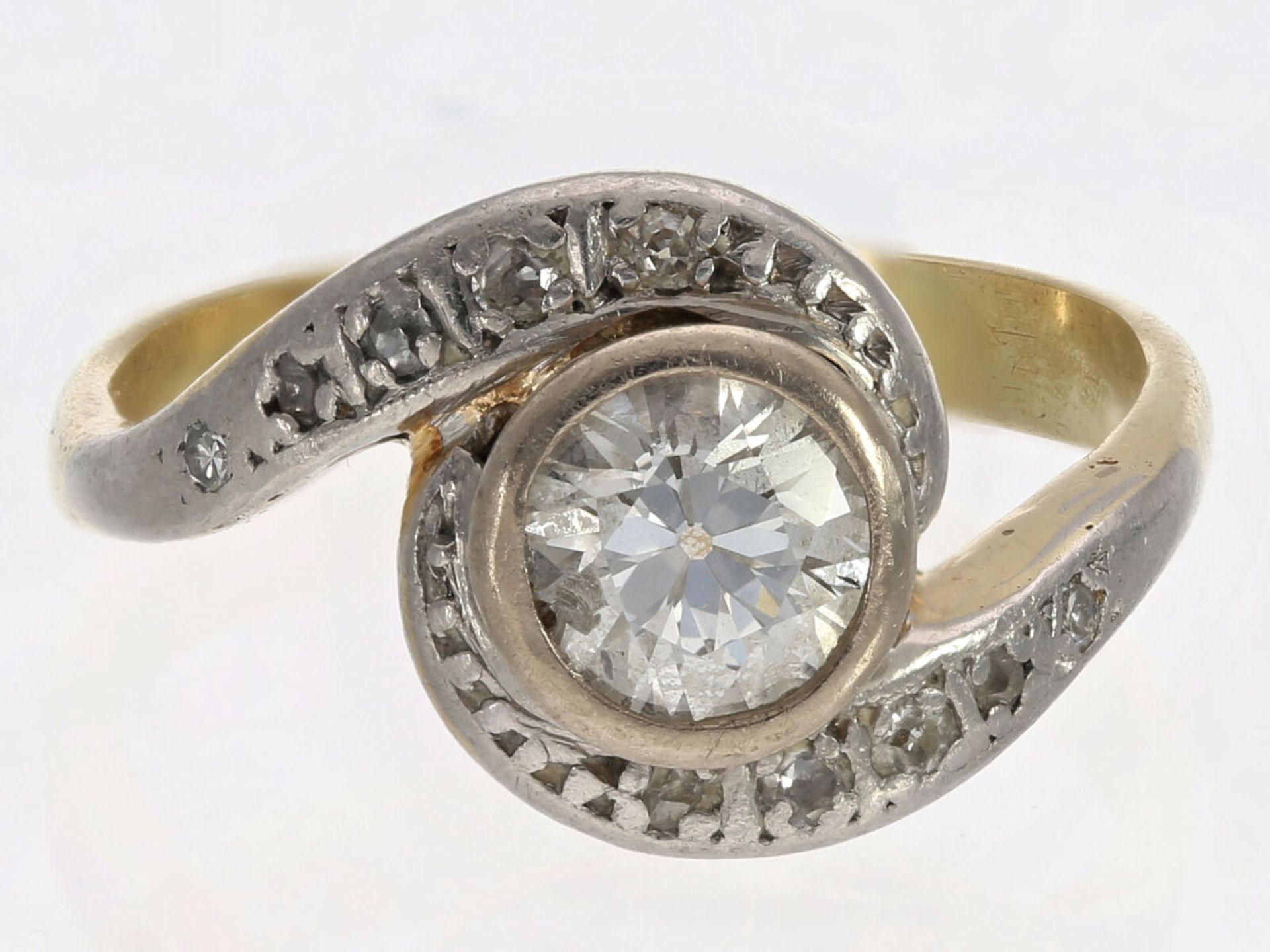 Ring: antiker Goldschmiedering mit Altschliffdiamant und Diamantrosen, um 1920