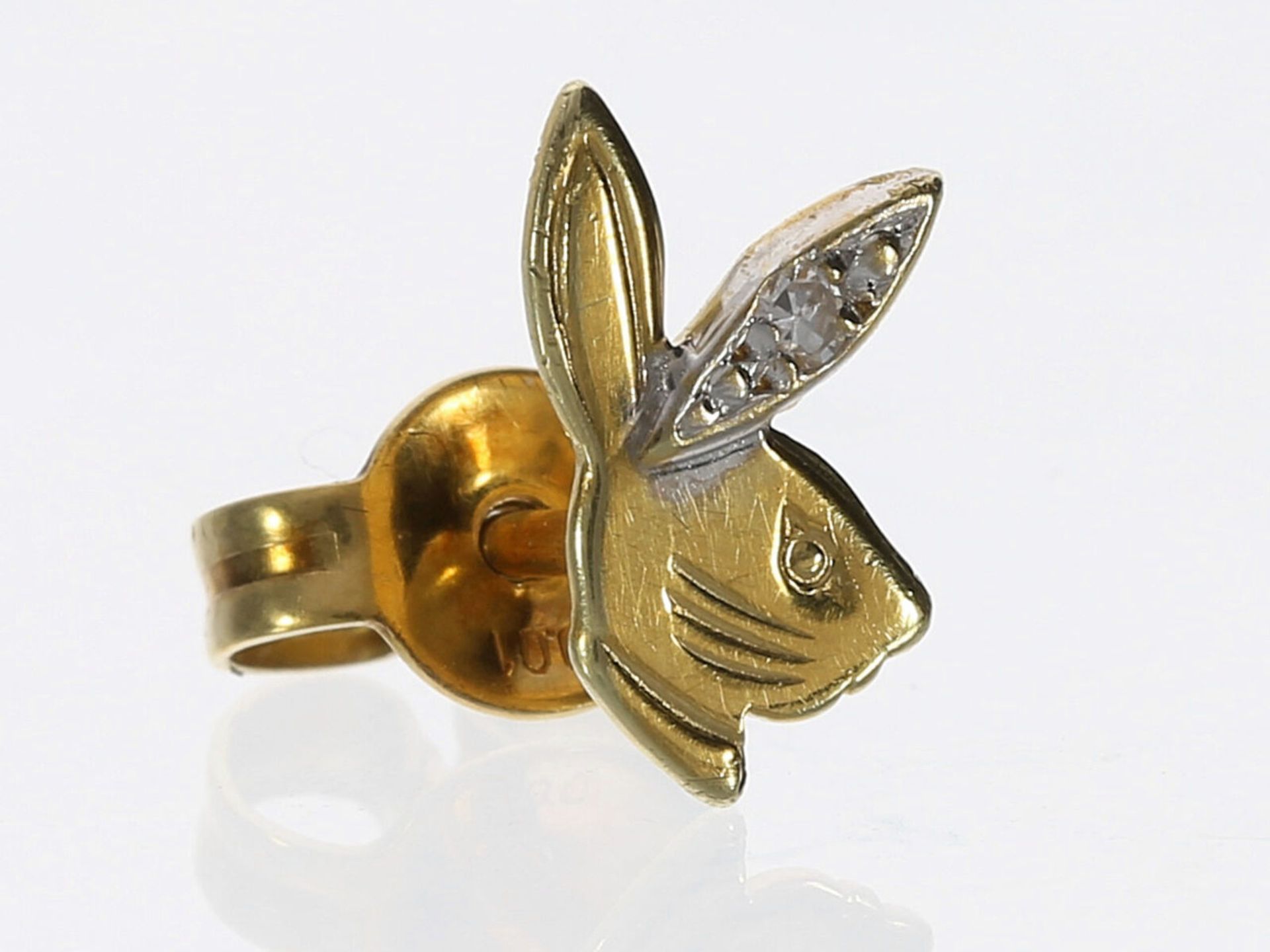 Ohrschmuck: einzelner goldener Ohrstecker mit Diamant "Playboy Bunny"