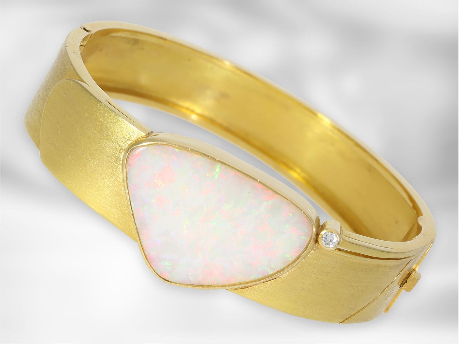 Bangle: handmade vintage designer bangle in 18K gold with beautiful opal and brilliant-cut diamond