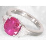 Exklusiver Platinring, hochfeiner "No Heat" Burma-Rubin von ca. 4,39ct, Gübelin-Zertifikat