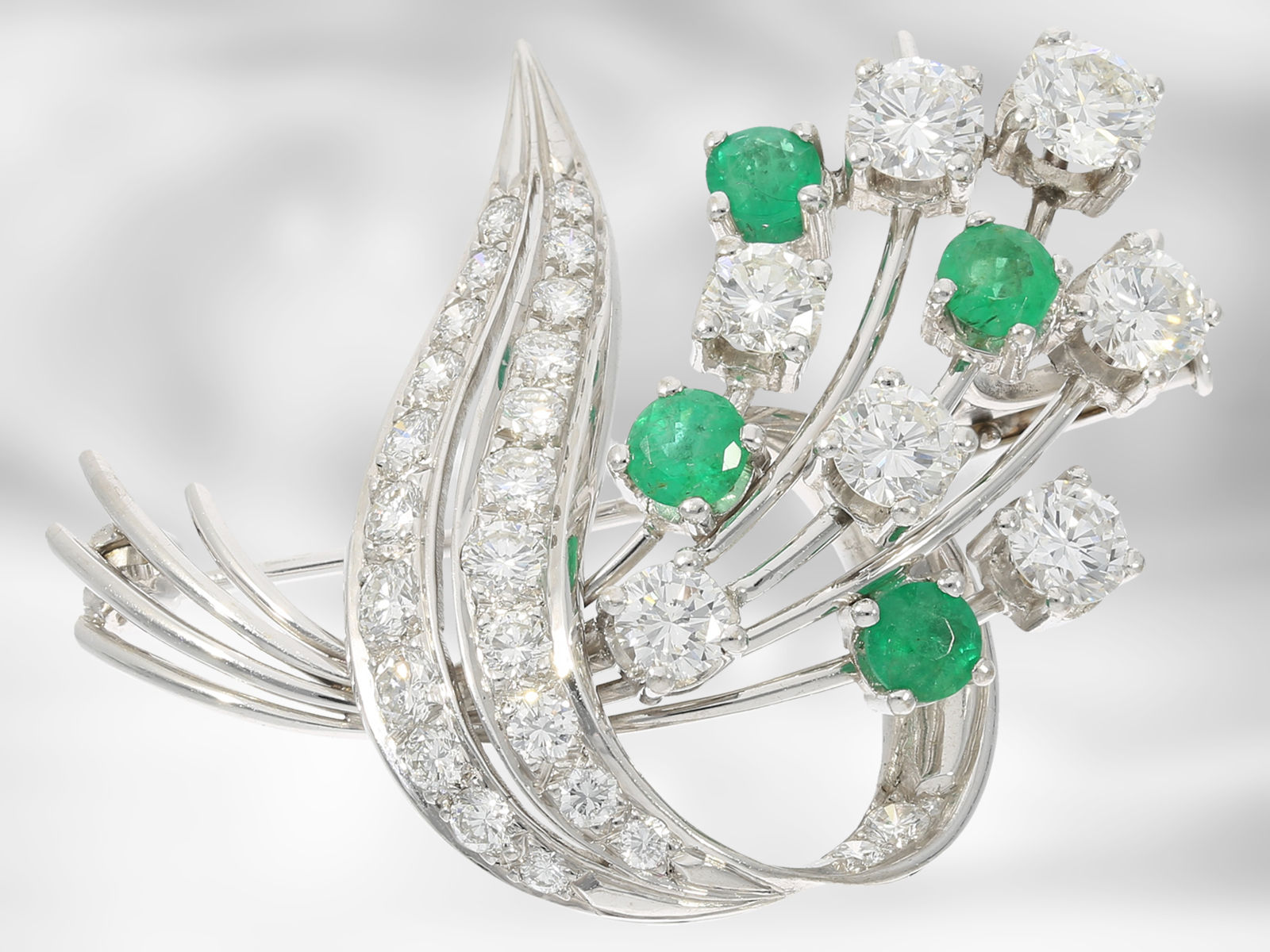 Decorative vintage brooch with diamonds and emeralds, total approx. 3.46ct, 18K white gold, Court Je - Image 2 of 3