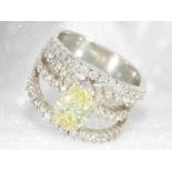 Ring: moderner Platin-Designerring mit großem Fancy Yellow Diamant von 1,34ct, IGI-Zertifikat