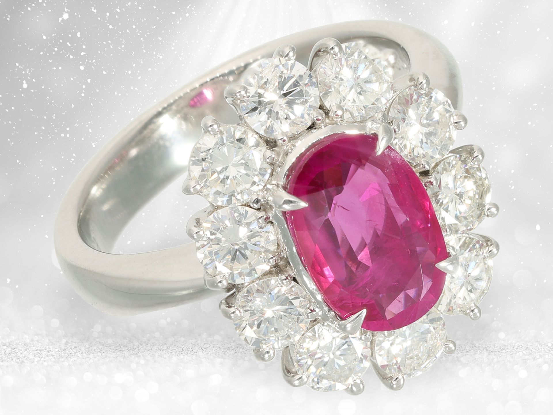 Ring: extremely exclusive platinum ring with certified Burma ruby and fine brilliant-cut diamonds, G - Image 2 of 4