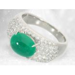 Ring: exklusiver Platinring mit Smaragd und Brillanten "Cocktailring", neuwertig