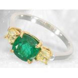 Bicolor-Goldschmiedering mit schönem Smaragd und gelben Fancy Diamanten