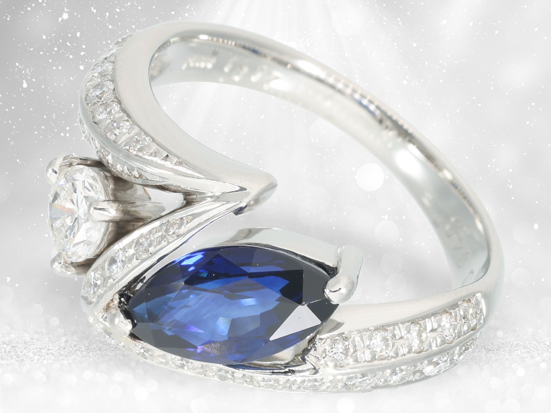 Ring: like new designer ring made of platinum "flash", very fine sapphire and brilliant-cut diamonds - Image 4 of 5