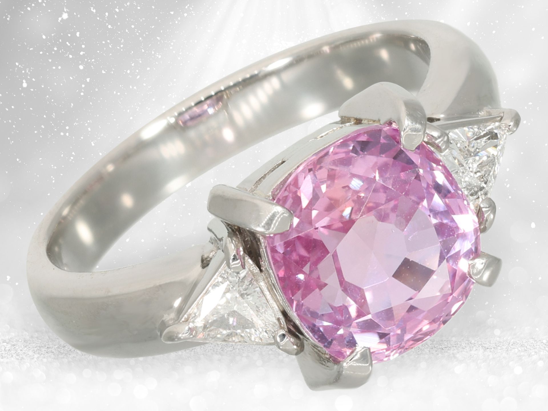 Ring: exclusive platinum ring with rare sapphire "PURPLISH PINK" of 4.18ct, IGI certificate - Image 3 of 4