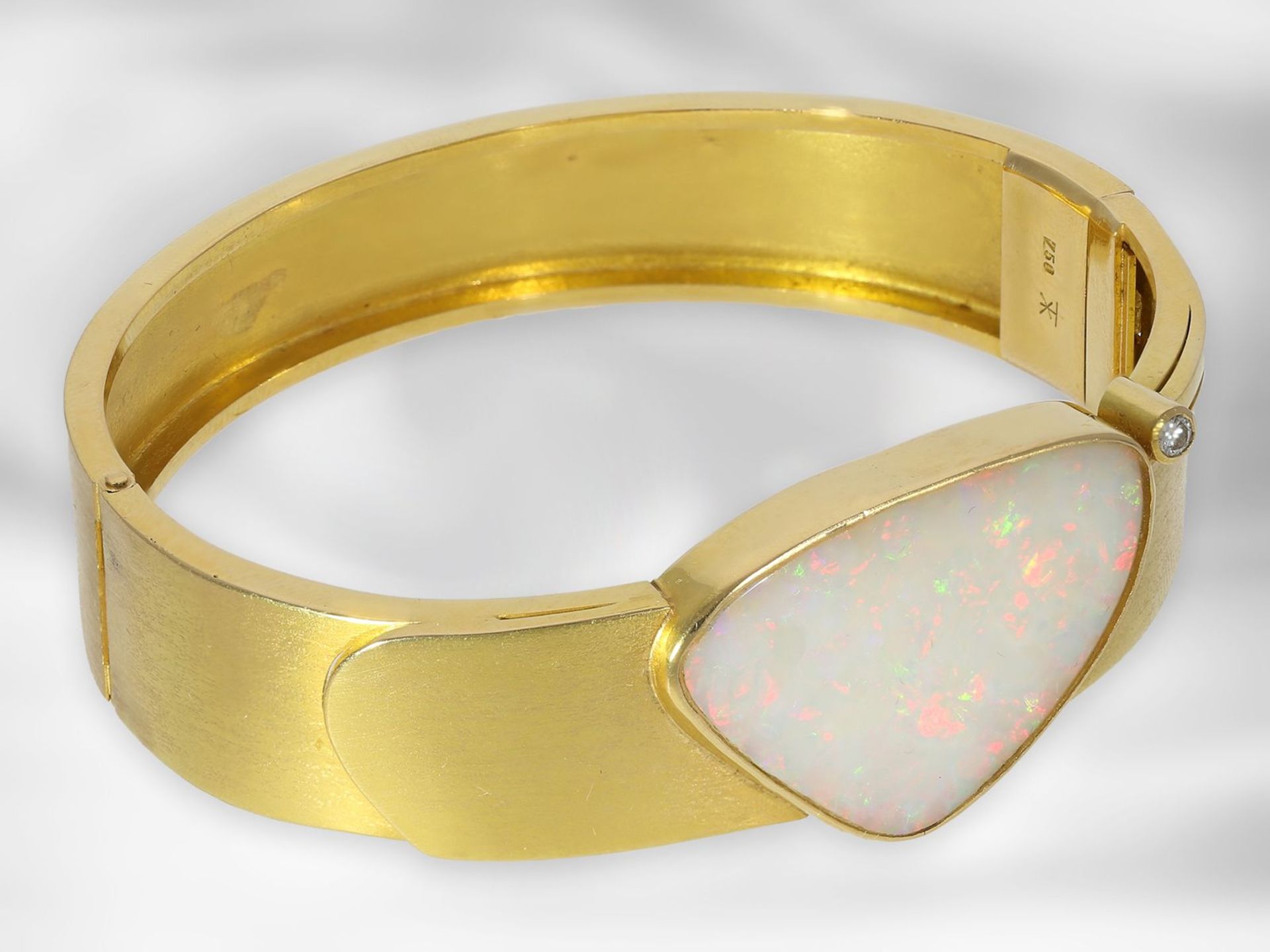 Bangle: handmade vintage designer bangle in 18K gold with beautiful opal and brilliant-cut diamond - Image 2 of 2