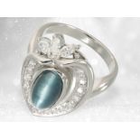 Ring: hochfeiner, neuwertiger Designerring aus Platin, "Blue Cat's Eye Chrysoberyll" und Diamanten,