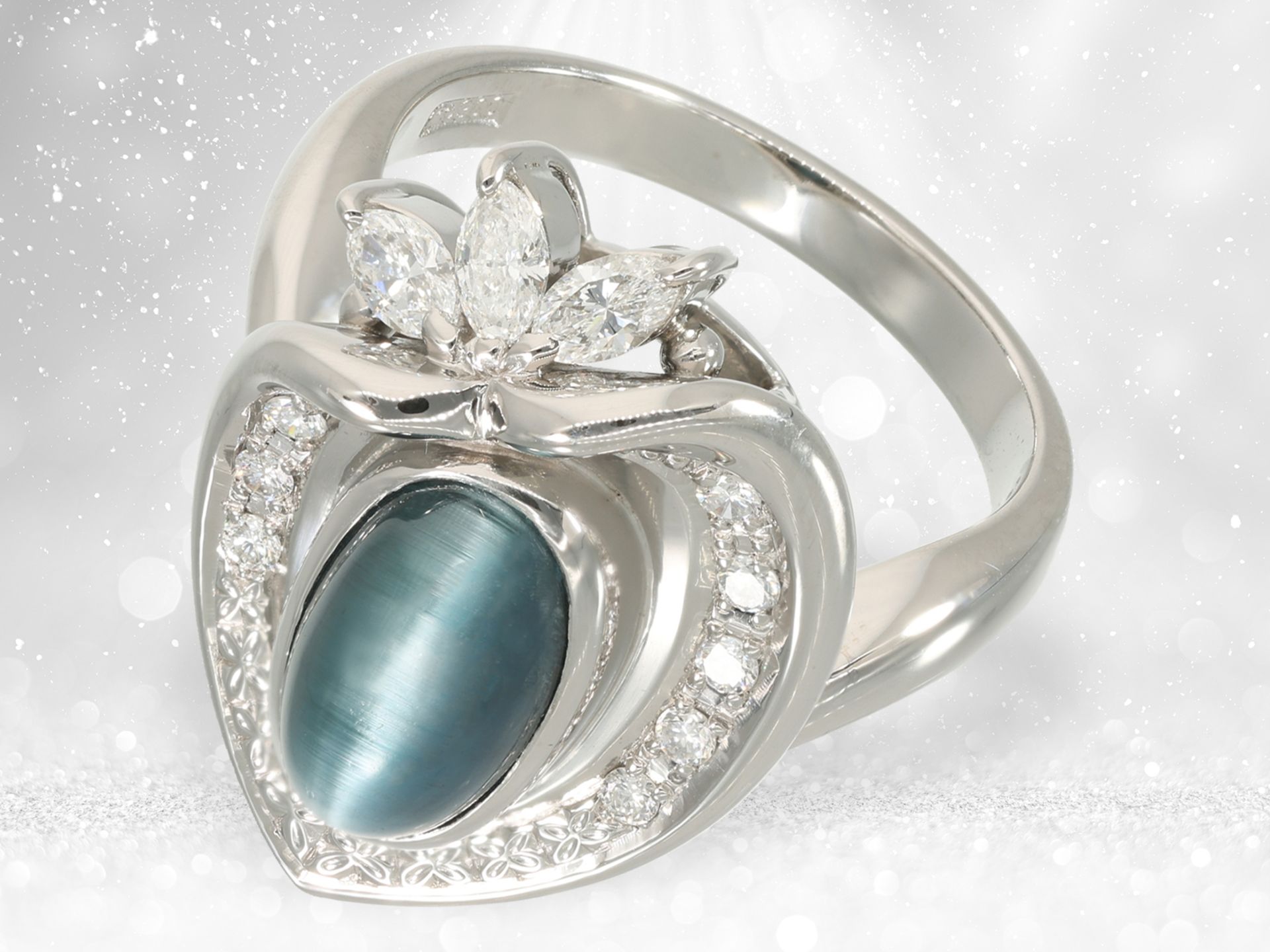 Ring: hochfeiner, neuwertiger Designerring aus Platin, "Blue Cat's Eye Chrysoberyll" und Diamanten, 