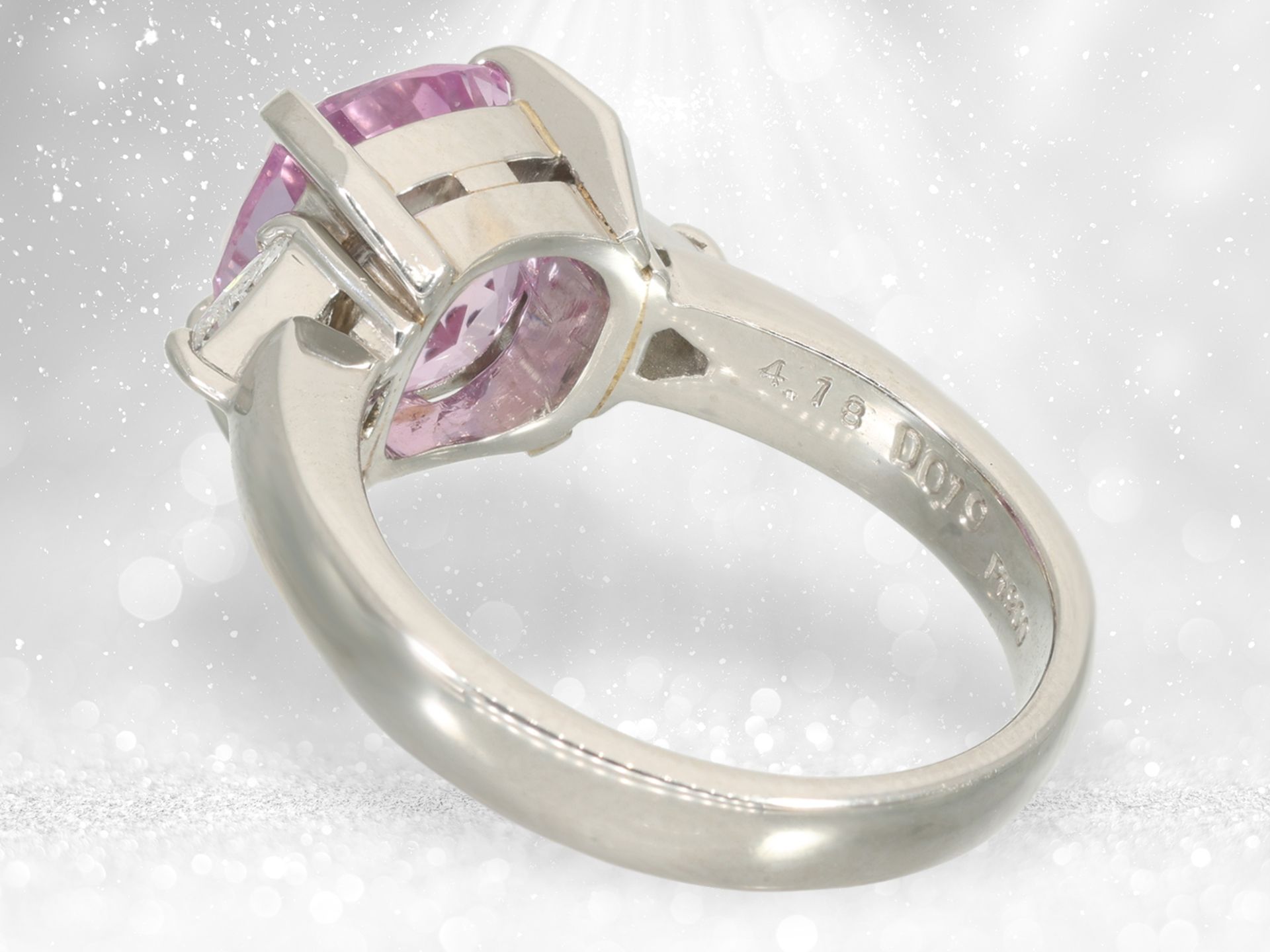 Ring: exclusive platinum ring with rare sapphire "PURPLISH PINK" of 4.18ct, IGI certificate - Image 4 of 4