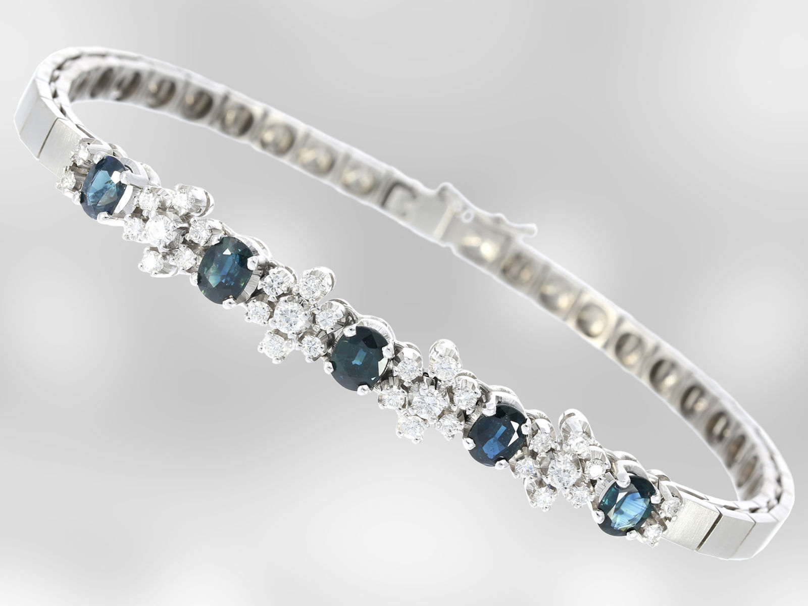 Bracelet: decorative white gold vintage bracelet with sapphires and diamonds, total approx. 1.84ct, 