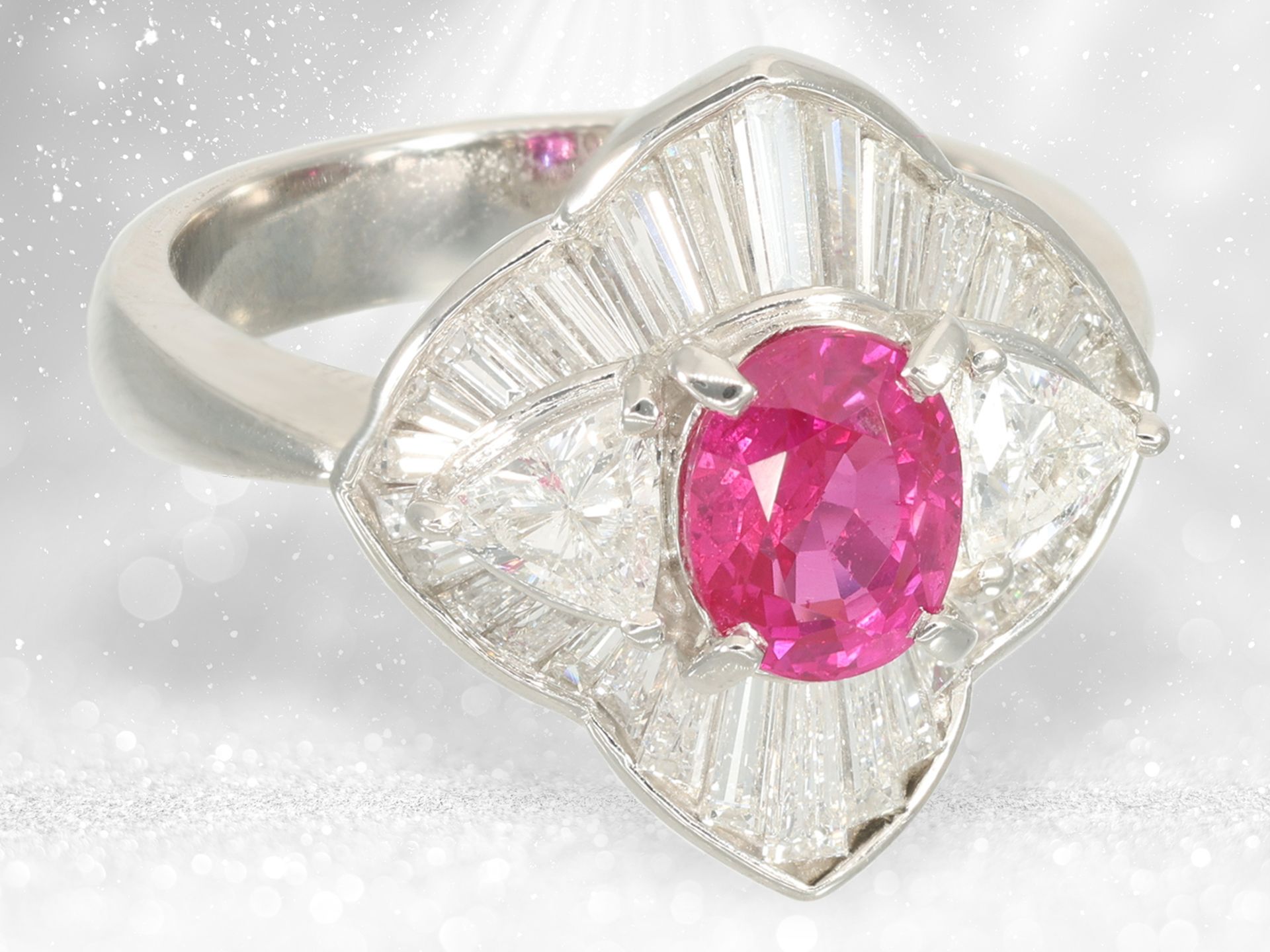 Ring: exclusive platinum ring with "Vivid Pink Red" Burma rubin and precious diamond setting, IGI ce - Image 2 of 5