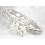 Ring: hochfeiner Diamantring, Mittelstein ein feiner Altschliff-Diamant von 2,41ct