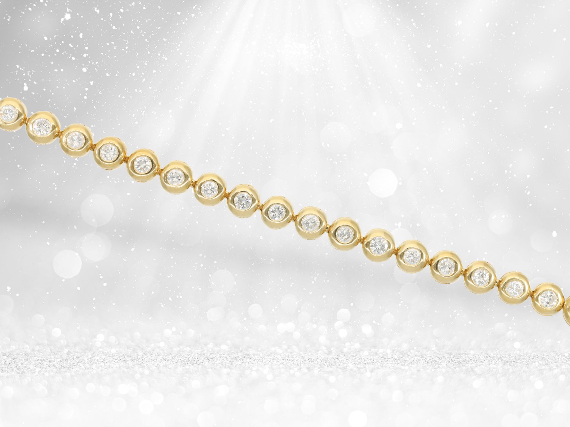 High quality and handmade tennis bracelet with large brilliant-cut diamonds, 18K gold, approx. 5.52c - Image 3 of 4