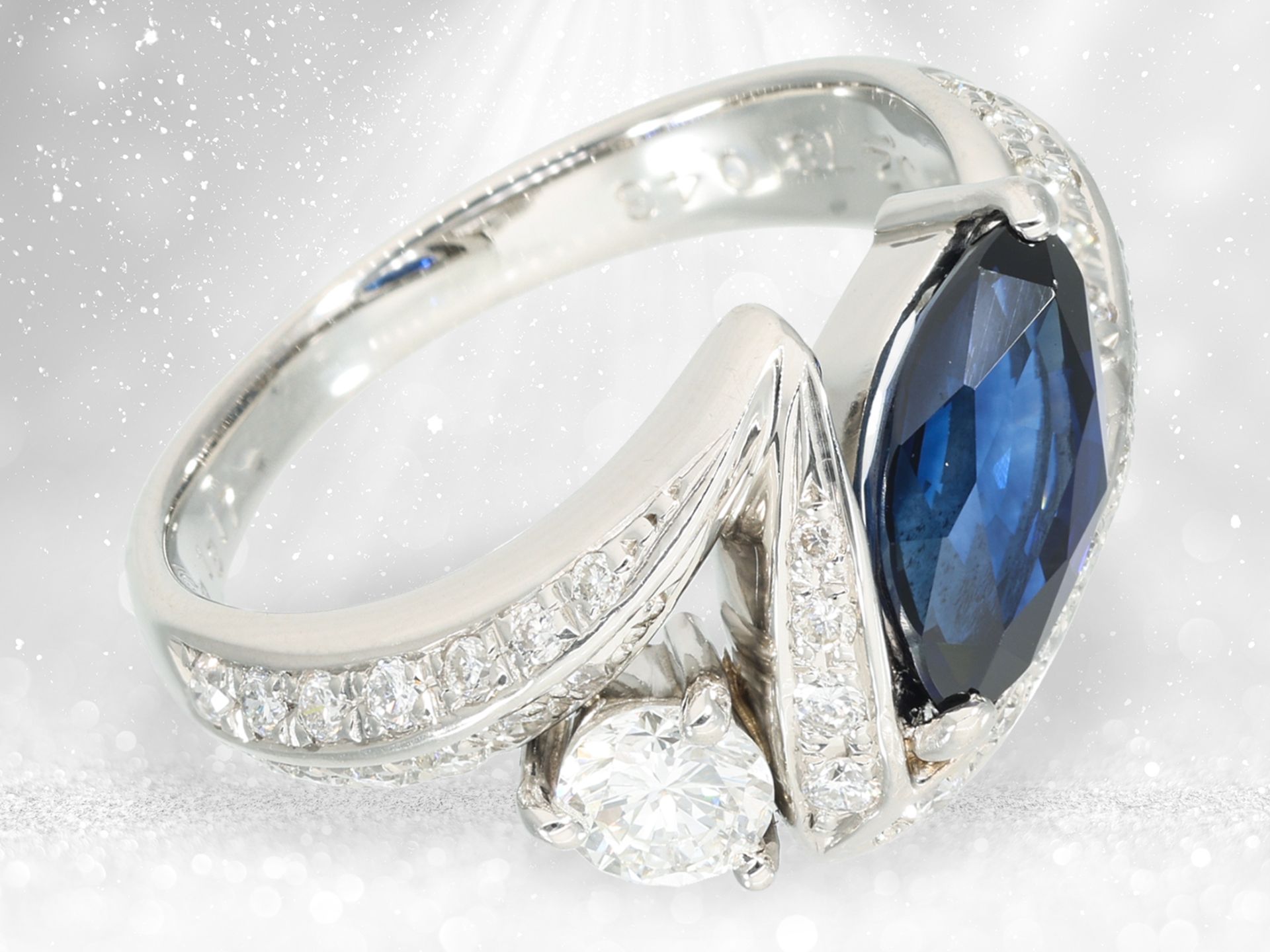 Ring: like new designer ring made of platinum "flash", very fine sapphire and brilliant-cut diamonds - Image 3 of 5