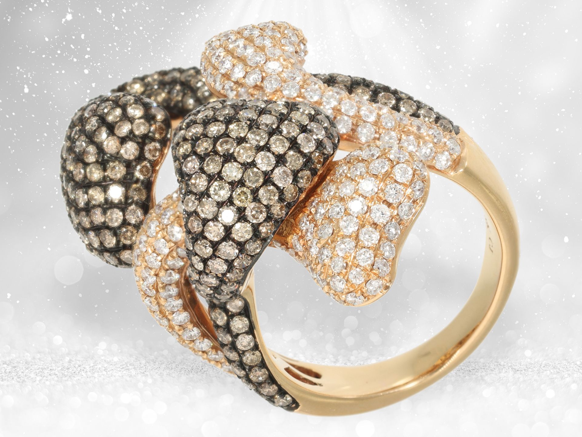 Ring: modern designer ring with extensive brilliant-cut diamonds setting, in the style of Palmiero,  - Image 4 of 6