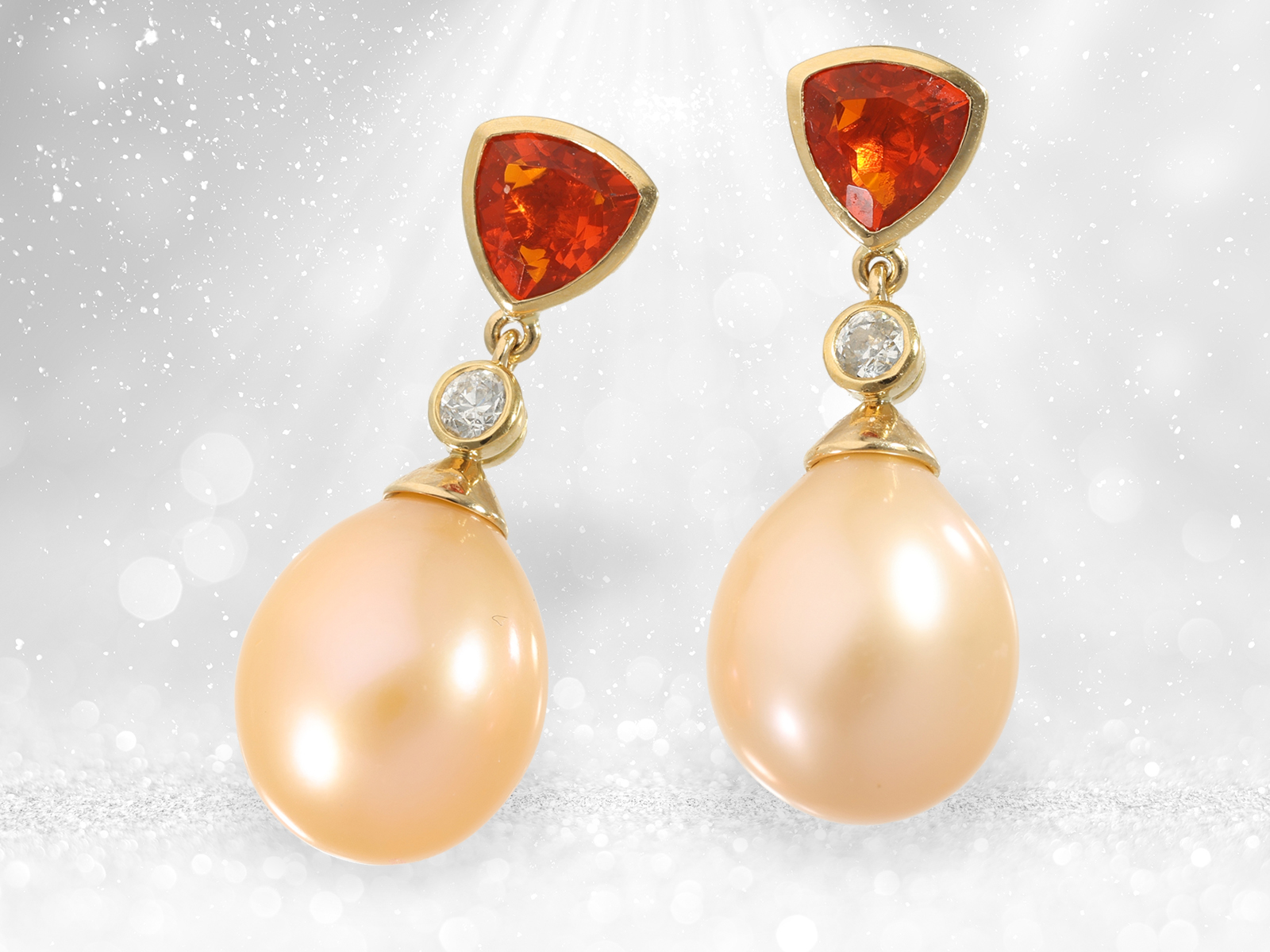 High quality ear studs with fire opal, brilliant-cut diamonds and cultured pearls, 18K gold handcraf - Image 2 of 3