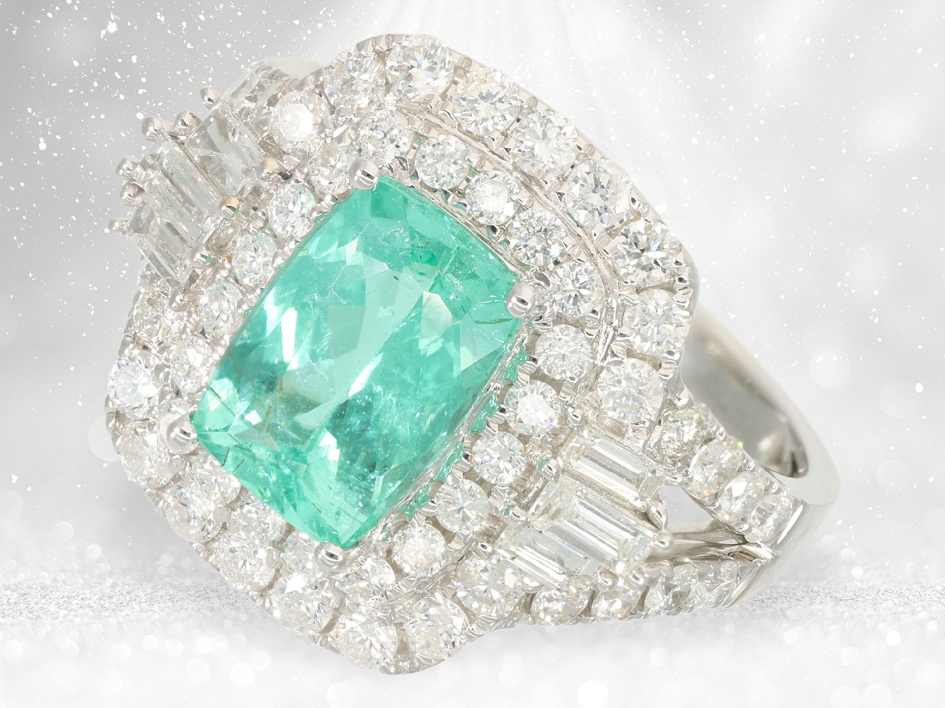 Ring: very high quality goldsmith's ring with Paraiba tourmaline and abundant diamonds