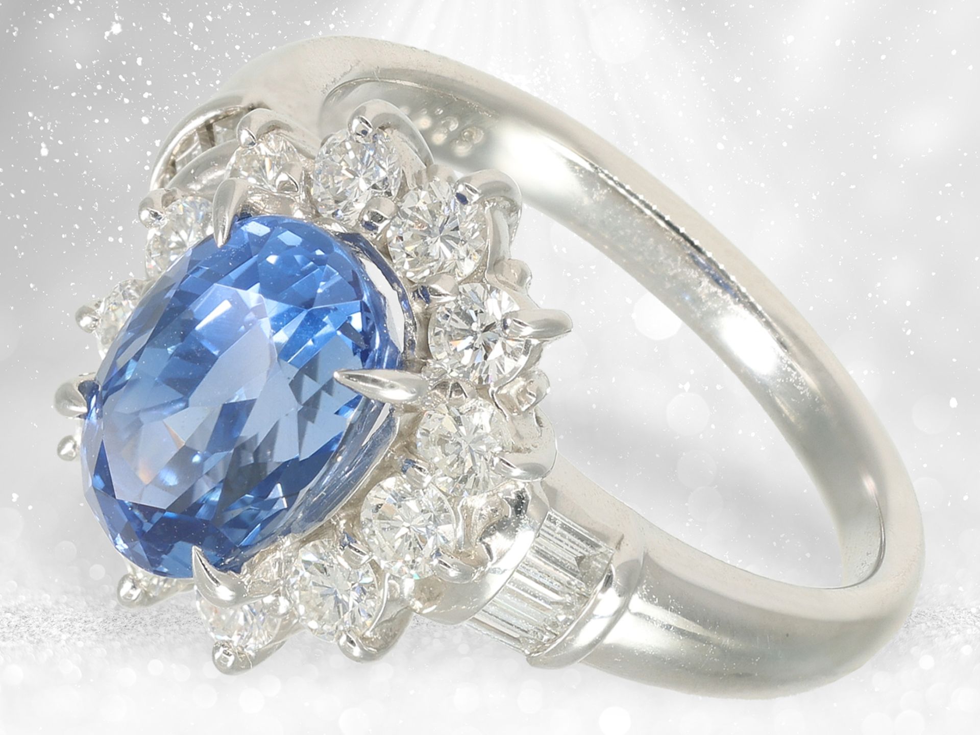 Ring: Platinring mit sehr wertvollem Ceylon Saphir "NO HEAT" und feinstem Diamantbesatz, neuwertig - Bild 4 aus 5