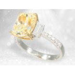 Ring: moderner, sehr hochwertiger Diamantring mit gelbem Cushion-Diamant von 5ct